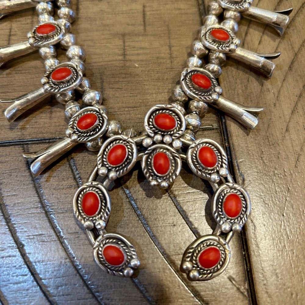🌼Incredible Squash Blossom! Vintage Sterling Silver Navajo W/Natural Red Coral - Picture 2 of 8